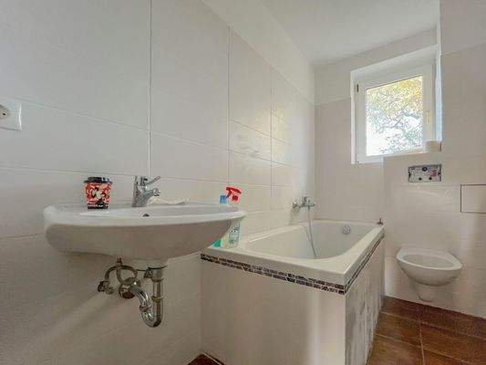 Hochparterre links - Bad