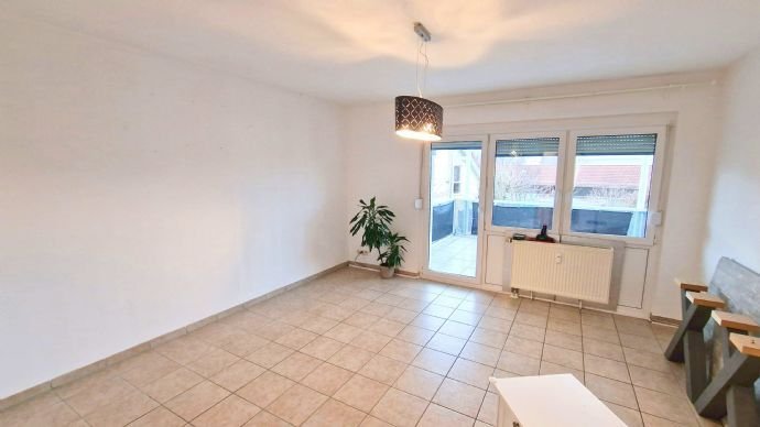 Sonnige und sehr gepflegte 3 Zimmer Wohnung mit Stellplatz und Garage