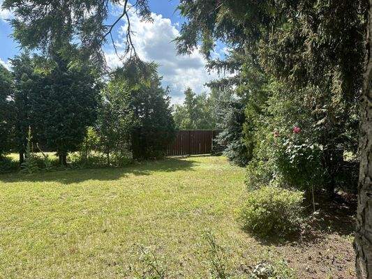 Garten mit Toreinfahrt