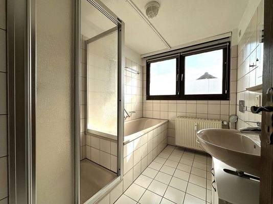 Bad mit Dusche, Wanne und Fenster...