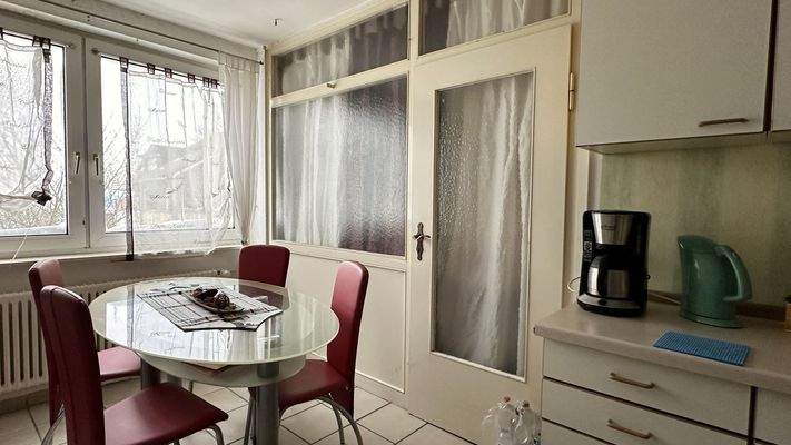  Küche mit Glaswand zum Wohnzimmer