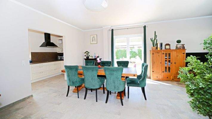 Esszimmer mit Blick zum Garten