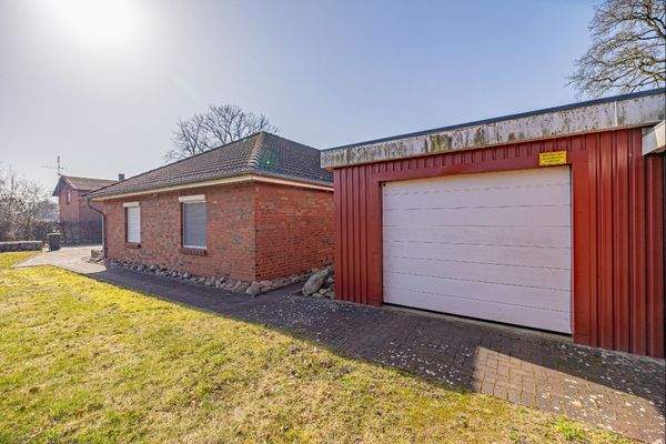 seitliche Hausansicht und Garage