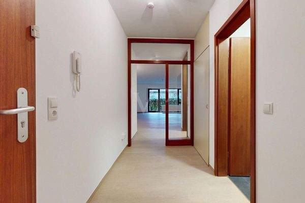 Geräumiger Flur mit Abstellkammer