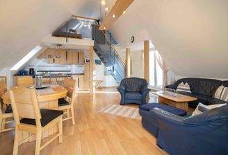 Blick in den Wohnbereich mit Empore