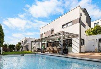 Ansicht Süd mit Gartenbereich und Pool