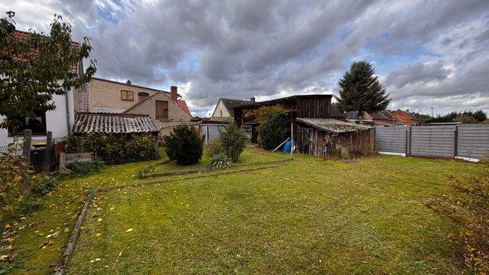 Blick vom Garten auf das Haus bzw. Nebengelass