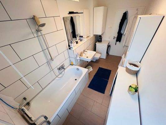 Badezimmer, Badewanne, Waschbecken, Toilette, Tageslicht, weiße Fliesen