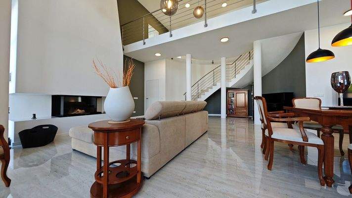 Galeriewohnzimmer mit Kamin