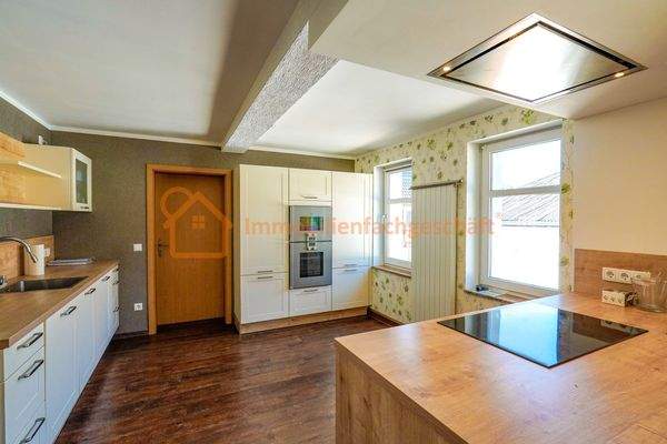 Moderne Küche mit Fenster