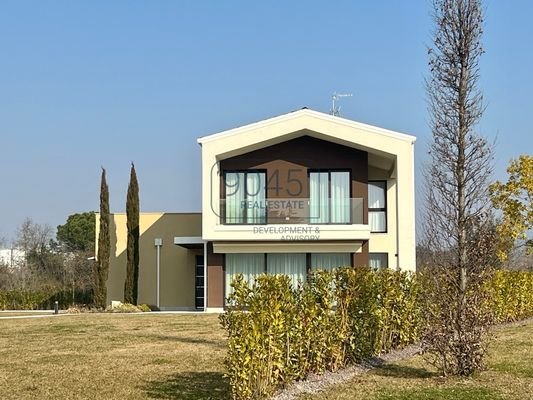 Neubauvilla mit Garten entlang der Uferpromenade "Lungadige" in Verona - Gardasee