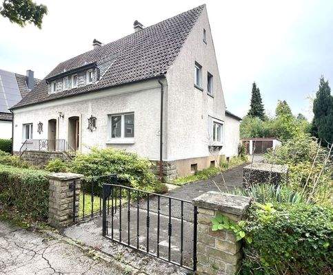 Außenansicht mit Zufahrt