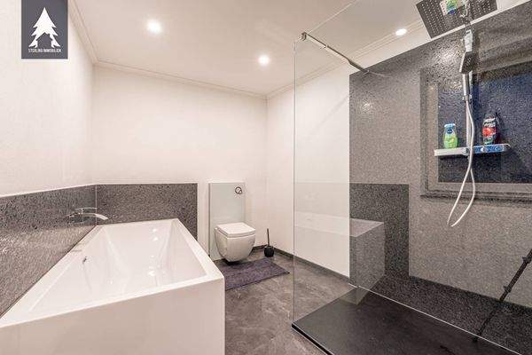 EG Bad mit Wanne und Dusche