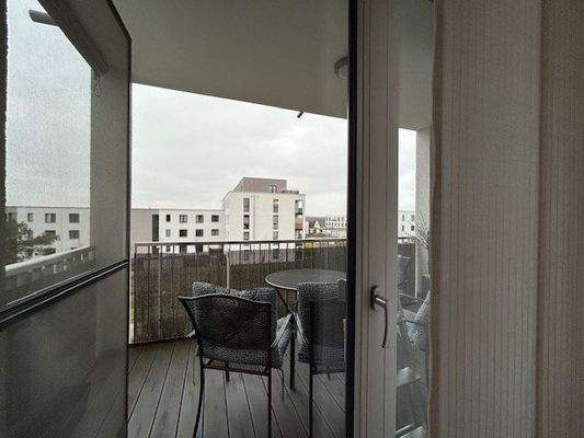 Fenster mit elektrischen Rollos und Fliegenschutzgitter