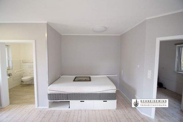 offener Schlafbereich mit Bettanlage