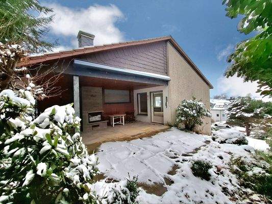 Überdachte Terrasse mit Außenkamin - Erdgeschoss