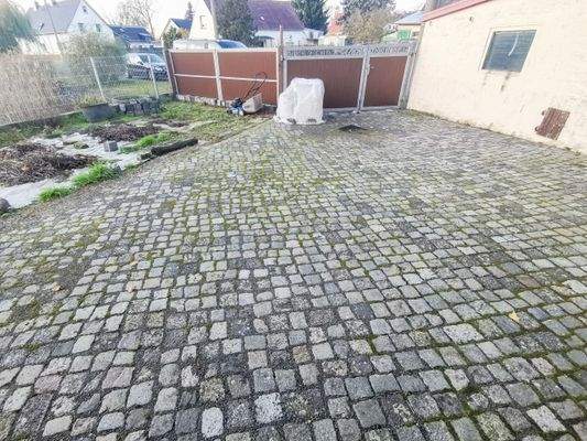 Hofläche/Stellplätze