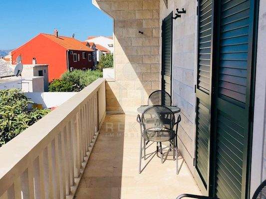 Glücksgefühle und Meerblick auf dem Balkon