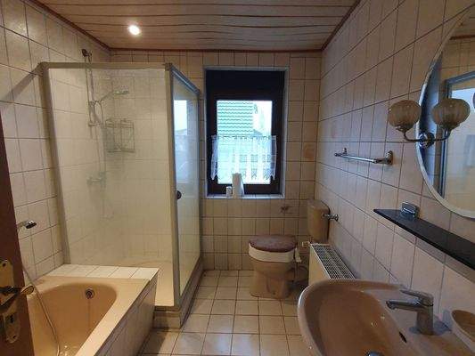 23. OG Bad mit Wanne