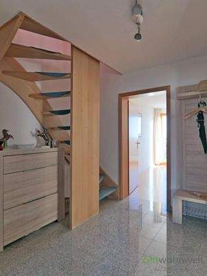 Wohnungsflur mit Innentreppe