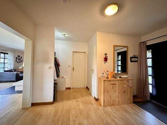 Blick zum HWR, Duschbad und Wohnbereich