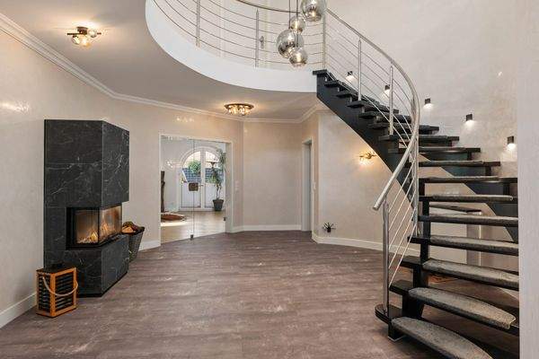 Echtholztreppe ins Obergeschoss ...