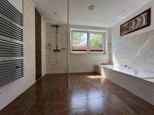 Badezimmer mit Wanne & Dusche