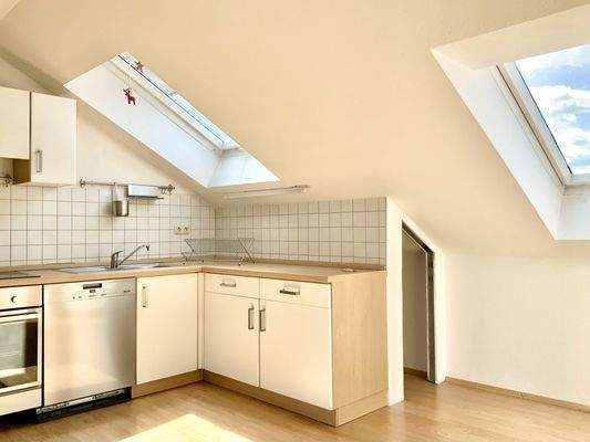 Lichtdurchflutete Küche im Dachgeschoss