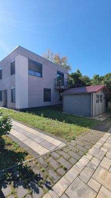 Haus mit Gartenhäuschen