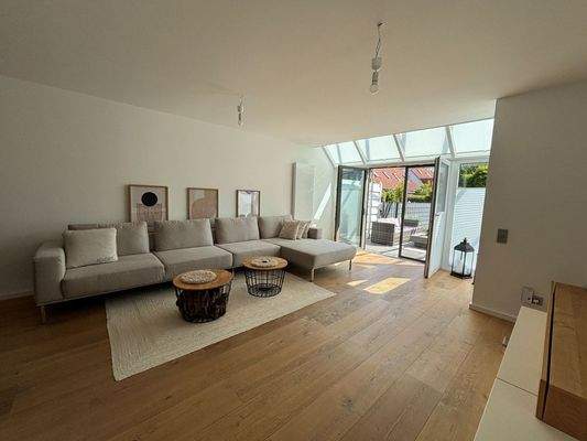 großzügiger Wohnraum.JPG