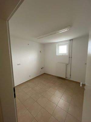 Leeres Zimmer mit Fliesenboden