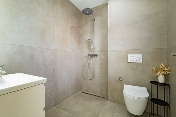 EG Gäste-WC mit Dusche...