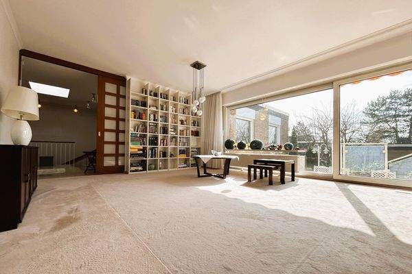 lichtdurchflutetes Wohnzimmer