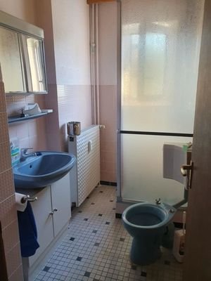 vom Flur erreichbar: Duschbad / WC, mit Fenster