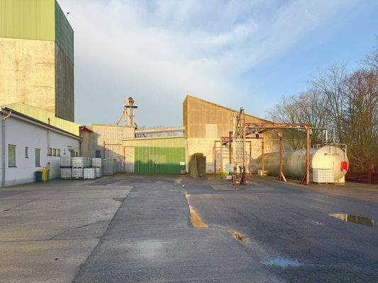 Ost-Fassade mit Durchfahrt (grünes Tor) und Flüssigtank