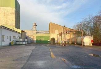 Ost-Fassade mit Durchfahrt (grünes Tor) und Flüssigtank