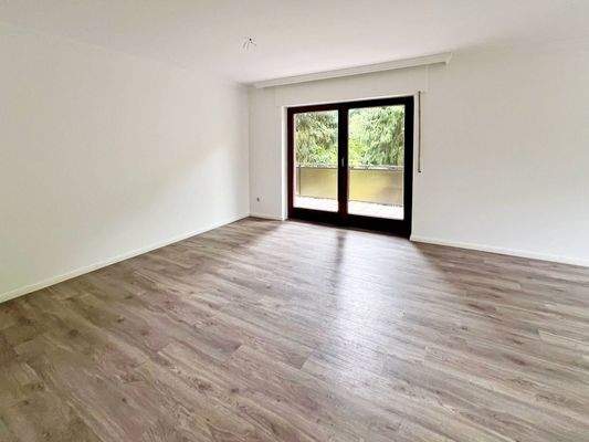 geräumtes Wohnzimmer, Blick zum Balkon