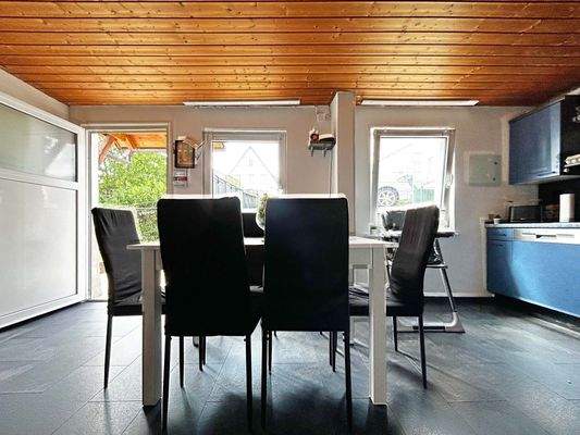 Wohnung 3 Wohn- und Esszimmer: Holzdecke und Licht – ein Raum für Gespräche und gemeinsame Mahlzeiten