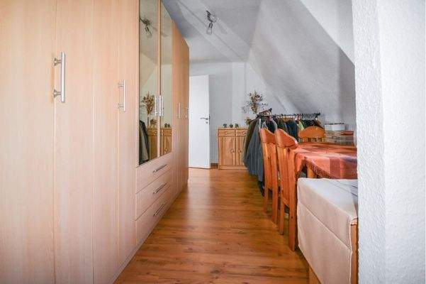 Durchgangszimmer/ Ankleide oder Büro im Obergescho