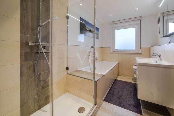 Modernes Tageslichtbad mit Wanne und Dusche