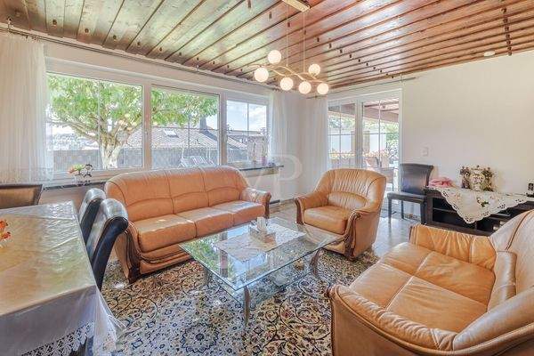 Wohnzimmer im Gartengeschoss mit Zugang zur Terrasse