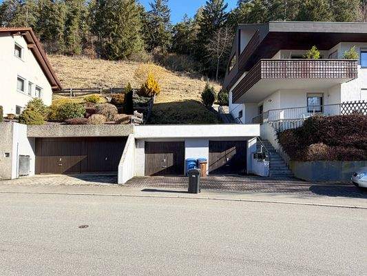 Außenansicht: Stellplätze und Garagen bieten Platz für Fahrzeuge und Fahrräder