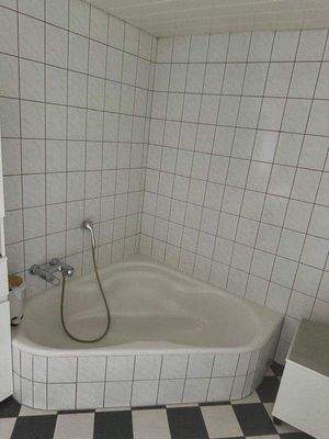 Bad mit Badewanne im 1-Familienhaus.jpg