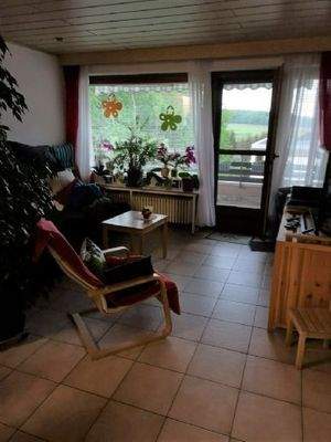 Wohnzimmer mit Blick auf Balkon