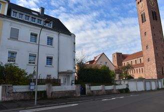 Hausansicht + Garagen