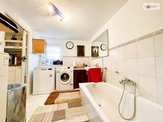 Tageslichtbad mit Badewanne und Dusche EG