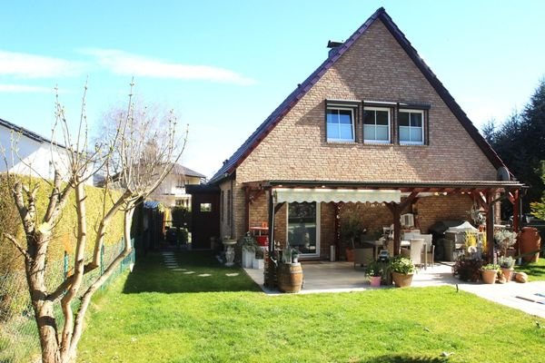 … überdachte Terrasse mit Grillplatz ...