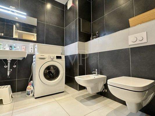 Badezimmer mit Waschmaschine