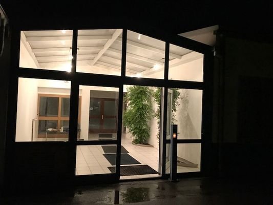 Foyer bei Nacht