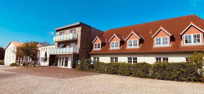 Parkplatz vor dem Hotel mit E-Ladestation